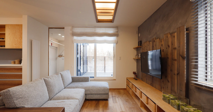 木や自然素材を使った上質な3階建2世帯住宅　札幌市・Yさん/シノザキ建築事務所