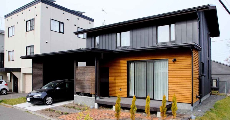 ガルバリウムと道南杉でシャープな外観～木の香りと家族の笑顔が溢れる小樽の家