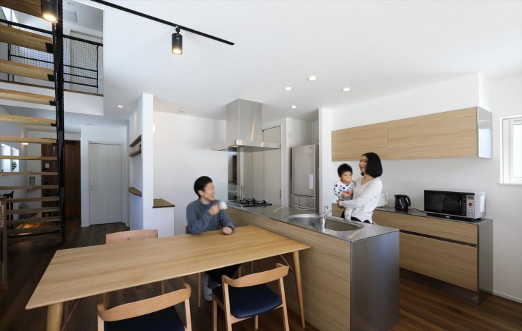 ２ｍの高低差を活かし、上から下へ光が通り抜ける家に（札幌市南区N邸）／アシストホーム