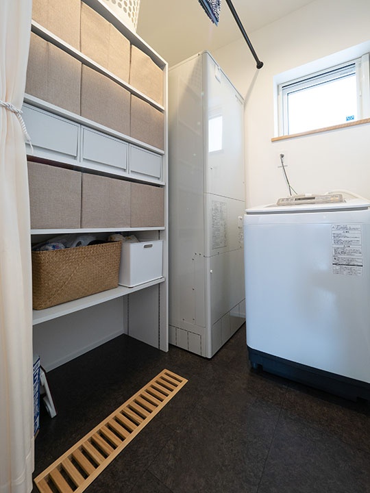 ユーティリティーの収納はシンプルで機能的