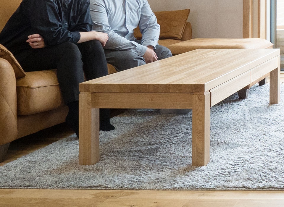 リビングテーブルの引き出しは、写真右側に2つ、さらに左側にもついている