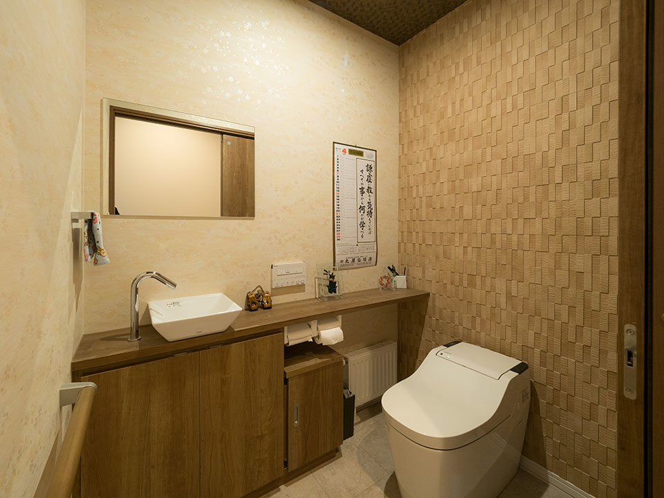バリアフリーも考え、広めにして握りバーなどももうけたトイレ