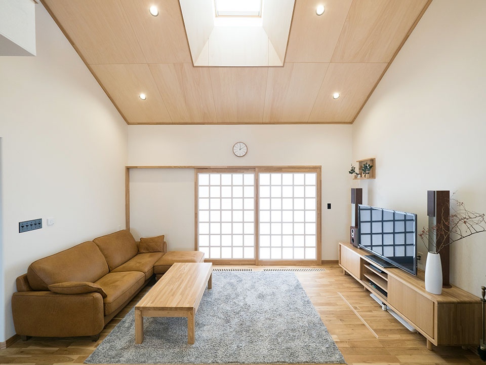 天窓まわりのシナ合板仕上げは、腕のいい大工がないとできない難しい技術