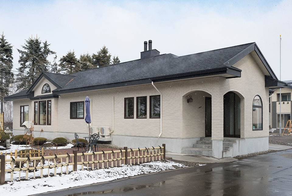 タイル張りの瀟洒な外観