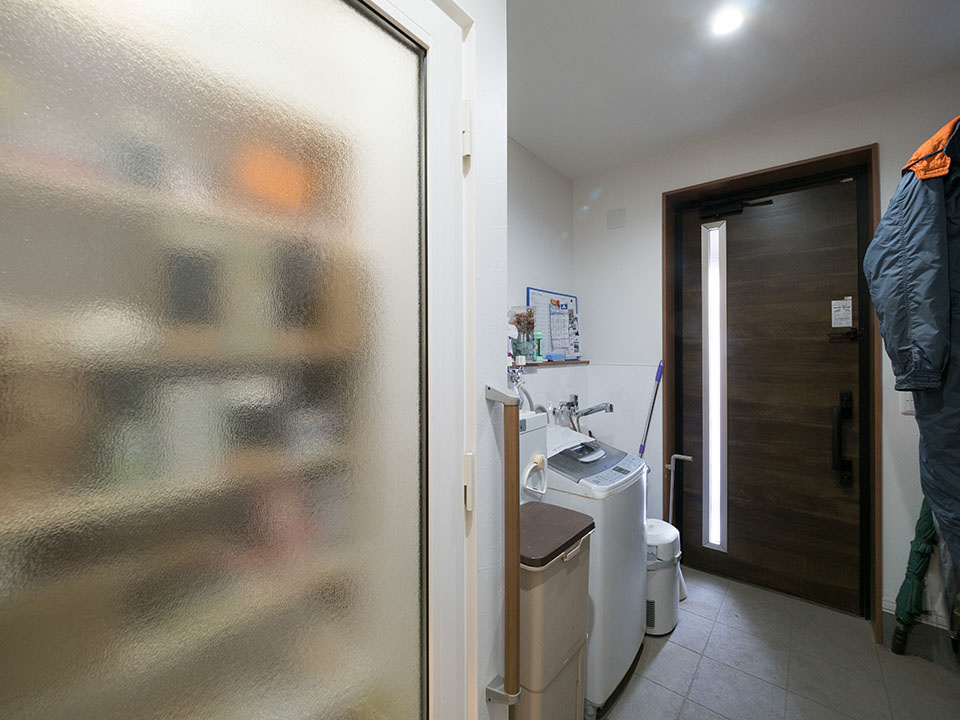 保冷庫(写真左)は、中の照明を付けると中身がうっすらわかる