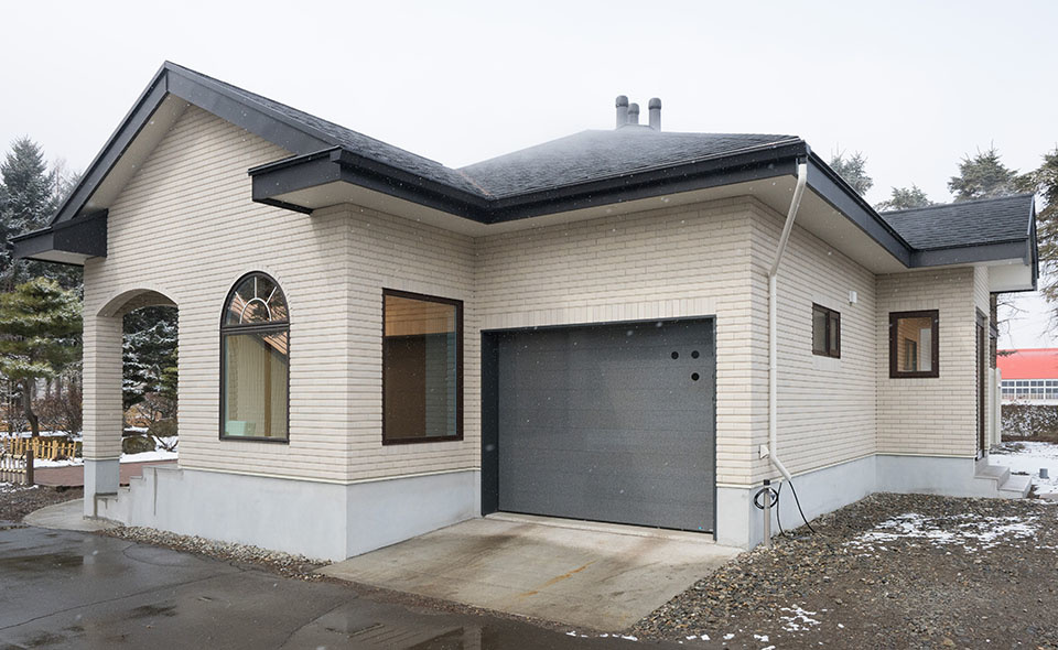 反対側から見ると、石造りのような車庫のシャッターが見える