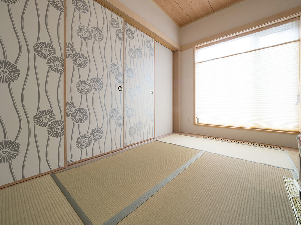 和室のふすまは、壁紙を貼って和洋ミックスしたデザインに