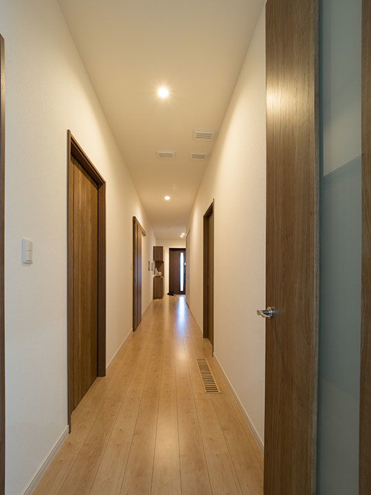 10mある廊下が狭く見えないのは、廊下の幅を1.2mと通常よりも広めにしているから