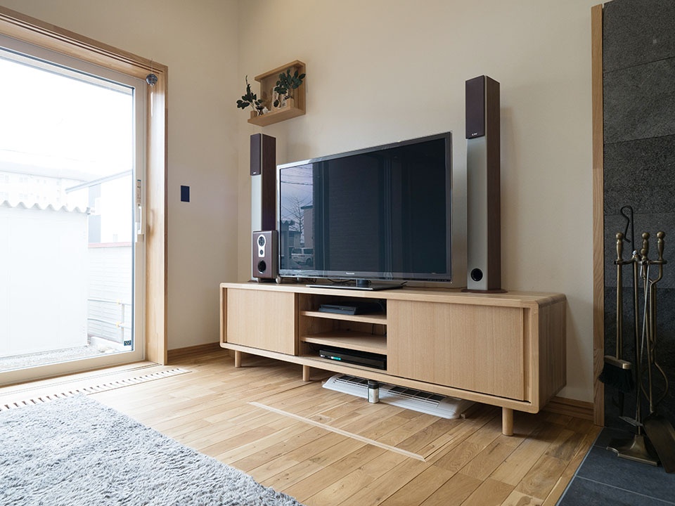 テレビボードの下に白く見ているのがエアコン。温風は床下に吹き出し、暖まった床下空間の空気が床ガラリから上る