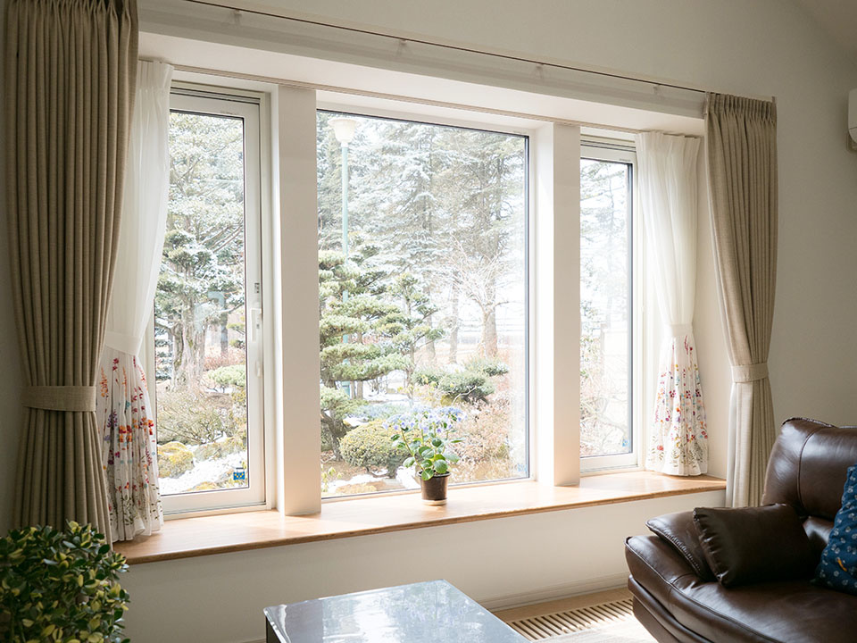 取材当時はまだ雪が残っていたが、春から夏にかけて庭には花が咲き乱れるという