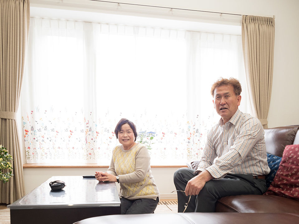 「暖房切っていても、室温があまり下がらない」と断熱性の高さに満足するMさんご夫妻