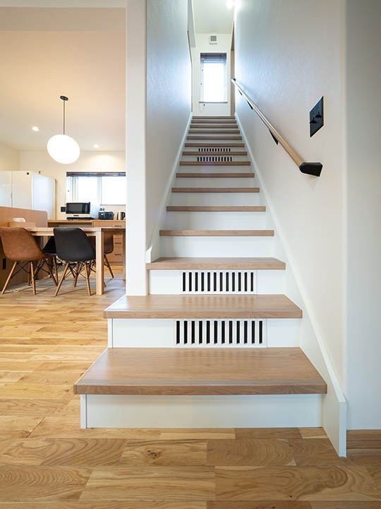 階段には、循環して冷えた空気が床下に戻るスリットが空いています