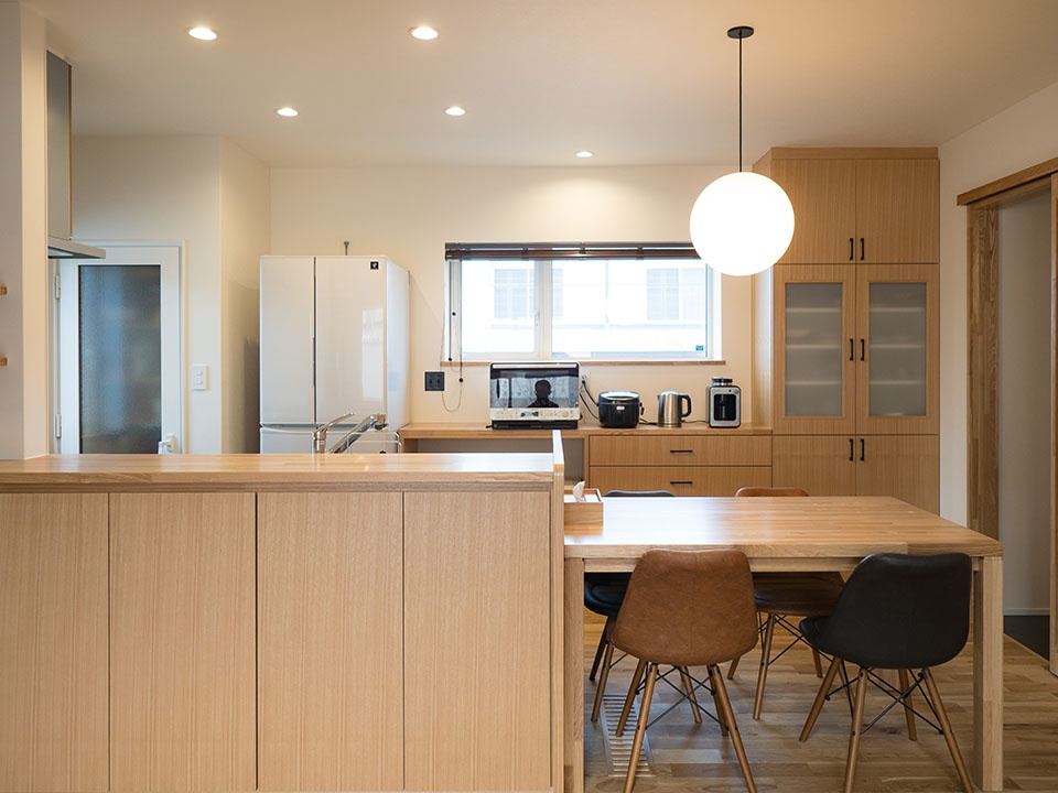 キッチンカウンター、テーブル、キッチン収納はすべてご主人設計の造作