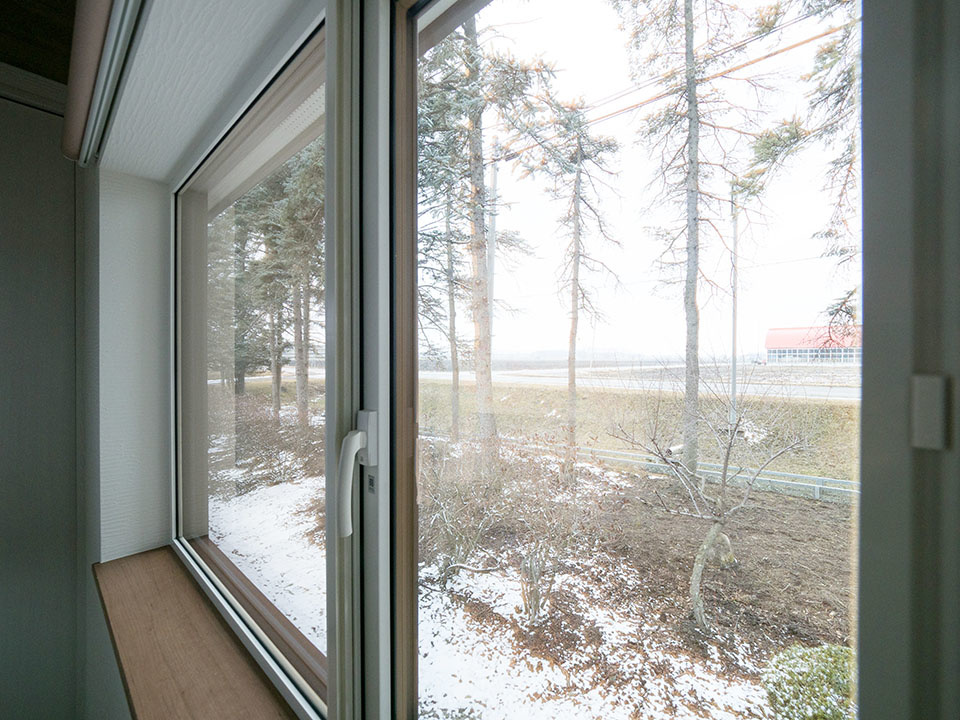 洗濯物を干す洋室からの眺め。取材当日はあいにくの天気だったが、晴れた日には日高山脈がきれいに見える