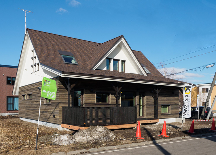 無垢の木の造作家具が映える勾配天井の家／キクザワの完成見学会