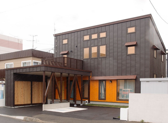 エルメスカラーの道南杉がステキな晃和住宅のオープンハウス