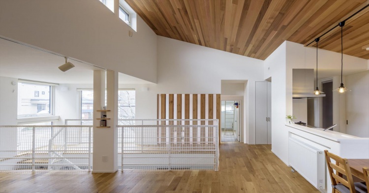 駅近のマンションに挟まれた土地で明るいリビングを実現　札幌市北区E邸／アシストホーム