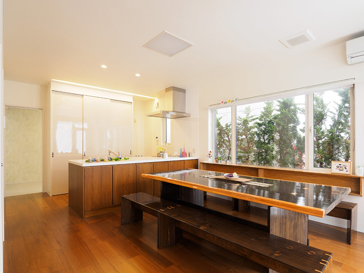 大開放の窓からプライベートな庭を愛でる和モダンの家。北渡建設の札幌モデルハウス