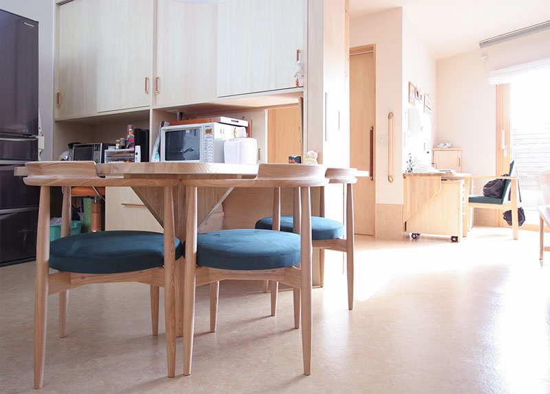 車いすに座ったまま利用できるように、キッチンカウンターの脚を1本にしている。