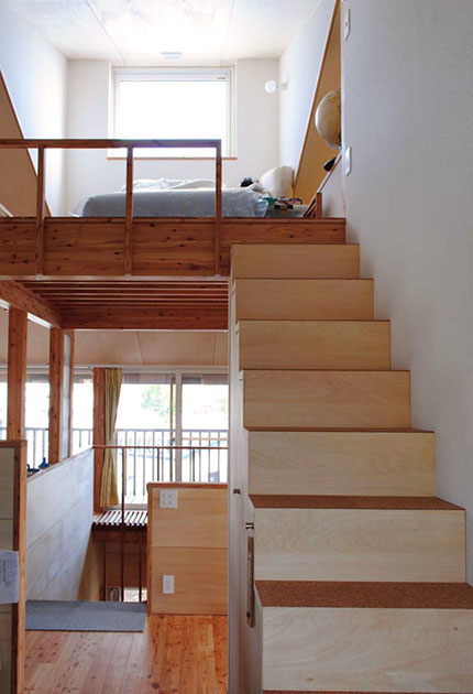 多用途に使えるロフトスペース。赤みを帯びたカラマツ材に対して階段などには白いシナ材が効果的に配されている