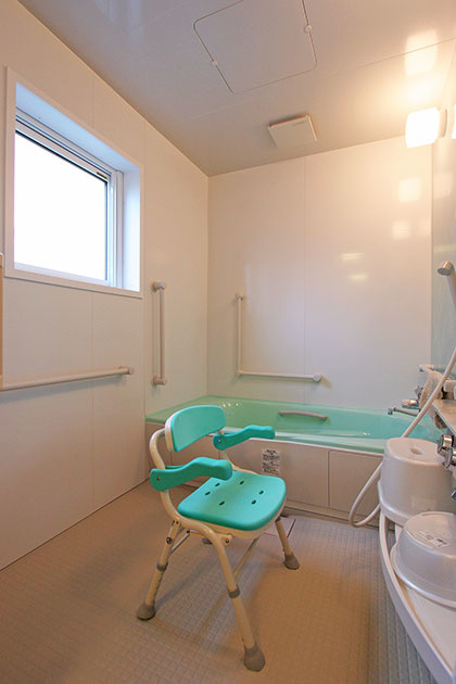 浴室の手すりはＮさんがショールームに行き、実際にユニットバスに入りながら位置を決めていった。そこまでしても不足な手すりがあったらしい。何気ない生活動作の把握は、やはり難しい