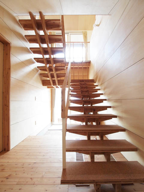 １階から2階へは開放的なオープン階段を採用。幅広で段差も低いため「洗濯物を持っても上り下りしやすいんです」と奥さん