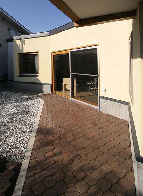 庭は窓際をロードヒーティングにしてあるので、冬でも安心。災害時の大事な非常口になる