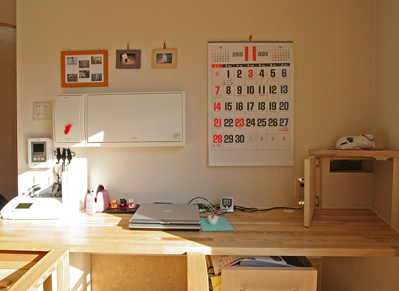 車いすに座ったままでも操作できるブレーカーのパネルと、リビングから郵便物を取ることできるポストの扉（カウンターの右端）