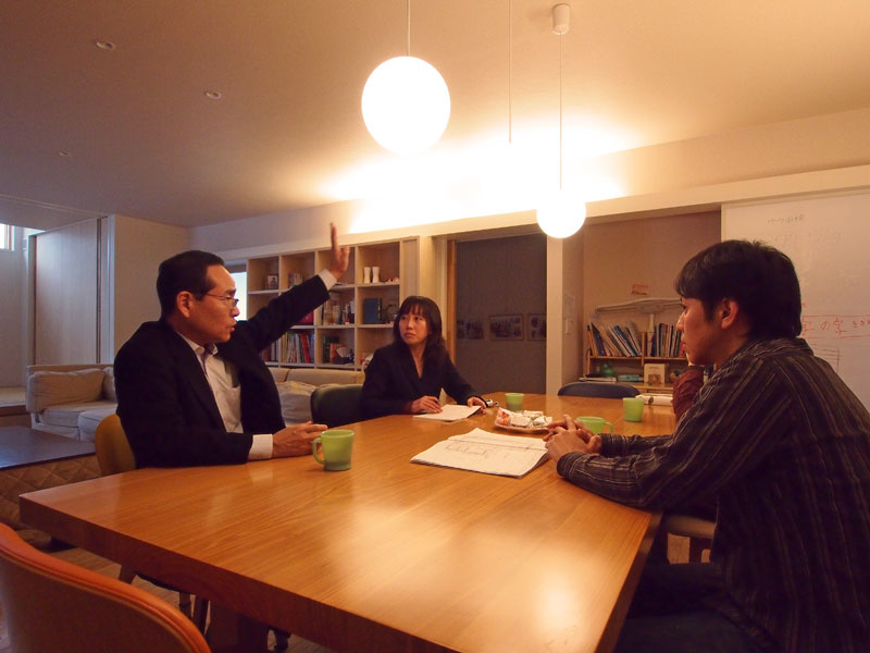 写真左橋が拓友建設の妻沼社長、右端がメグロ・アーキ・スタジオの目黒泰道さん