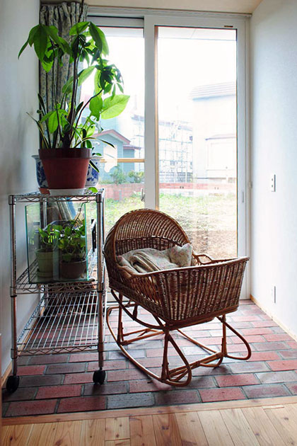 １階から2階へは開放玄関からの廊下が庭へのドアまでまっすぐに続いている。かつて息子さんたちが使ったゆりかごは素敵なインテリアに