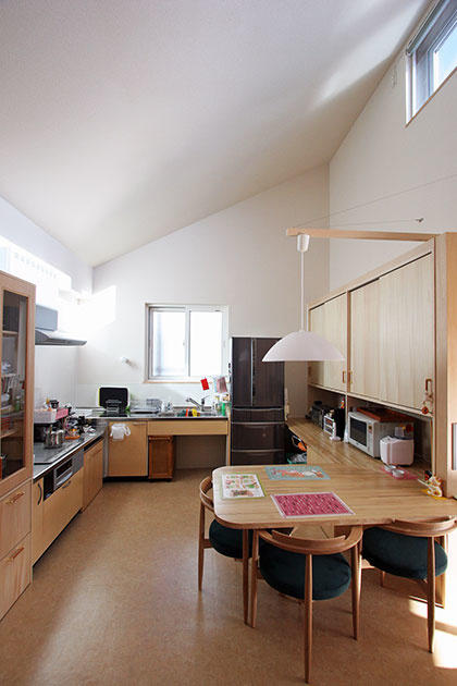 台所は、吹き抜けの高窓から光が差し込み、明るく開放感がある