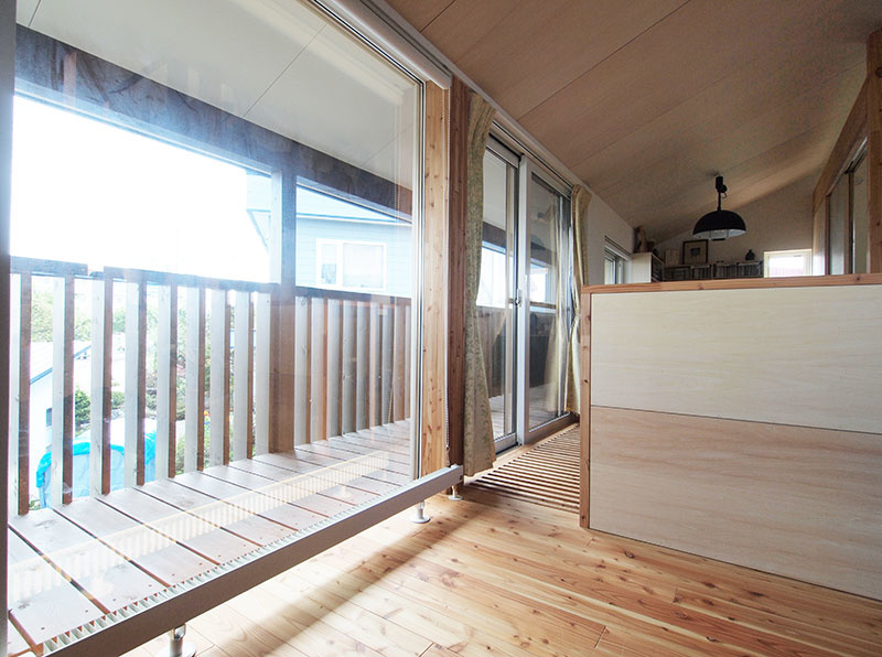 ２階リビングからは大きな窓で開放的な眺め。外からはバルコニーが目隠しになってプライバシーが保たれている