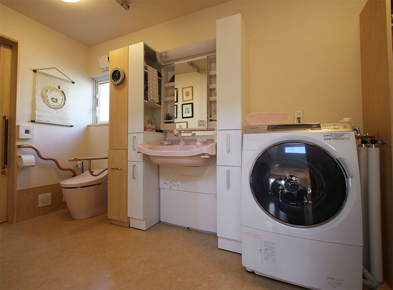 トイレとユーティリティーを一体化して空間を確保すれば、車いすのままでも使いやすい。トイレの手すりは握る角度が様々に選べ、ひじなども使いながら体を支えられる