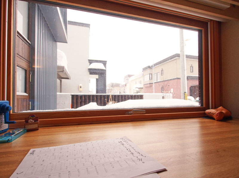 リビングの一角に、勉強コーナーがある。勉強に疲れたら、外の景色を眺めて気分転換