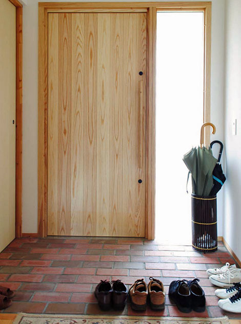 玄関には地元江別の名産であるレンガが敷き詰められている。続く廊下には段差がなく、さりげないバリアフリーという印象だ