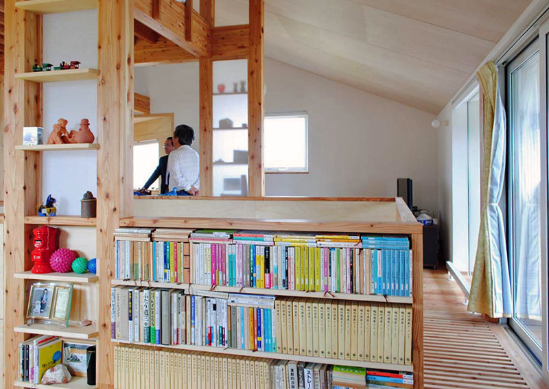 階段のわきにはご主人用の本棚と壁厚を利用した飾り棚（ニッチ）がつくられている。奥はご主人と拓友建設の妻沼社長