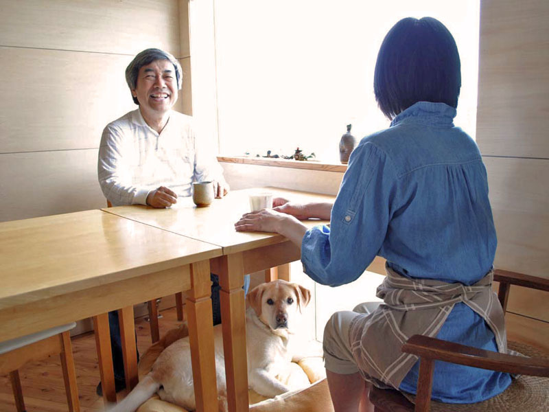 窓際のテーブルで談笑するＮさんご夫妻。オスカルくんも自分専用の窓から道路を眺めるのが何よりもお気に入りとか