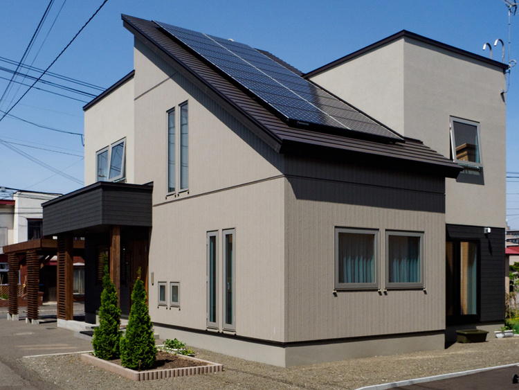 迫力のクライミングウォール！3世代が暮らす木のぬくもりあふれるZEH　札幌市／Hさん