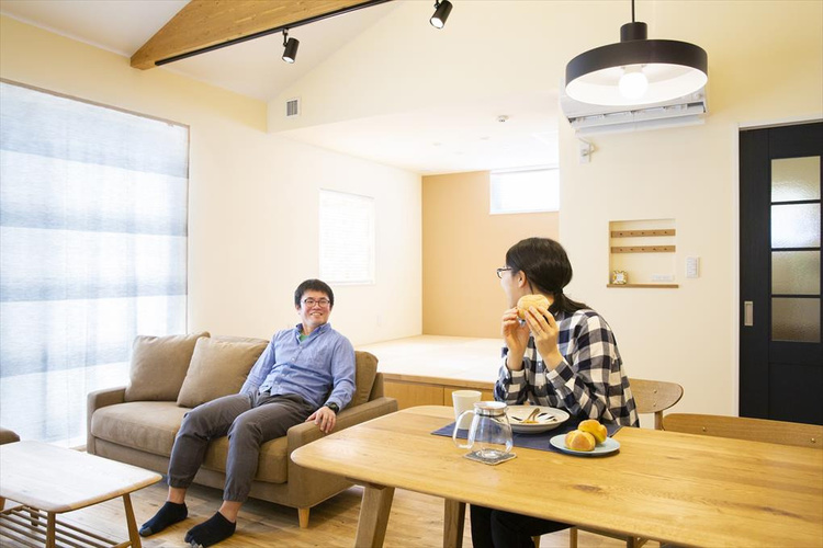 三角屋根を活かしたおおらかなLDKと時短動線がうれしい共働き夫婦の家／リビングワーク