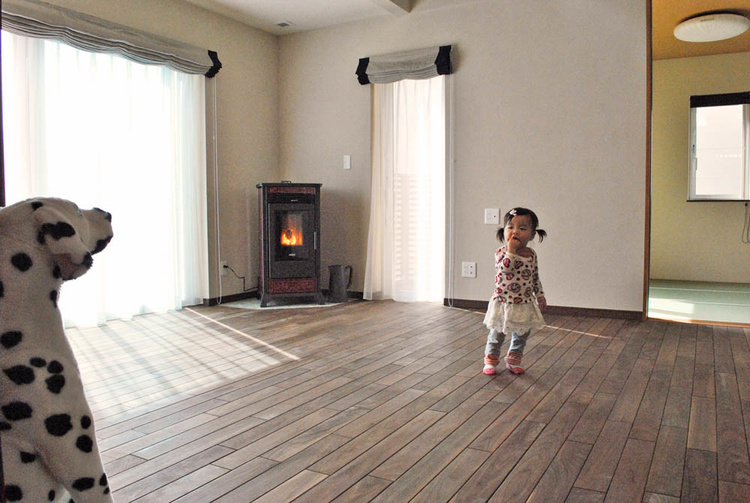 クルミ床とペレットストーブのぬくもり／シノザキ建築事務所の完成見学会