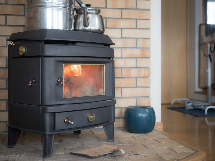 辻野建設の施工例（当別）薪も食べ物も自分で作る！薪ストーブの家