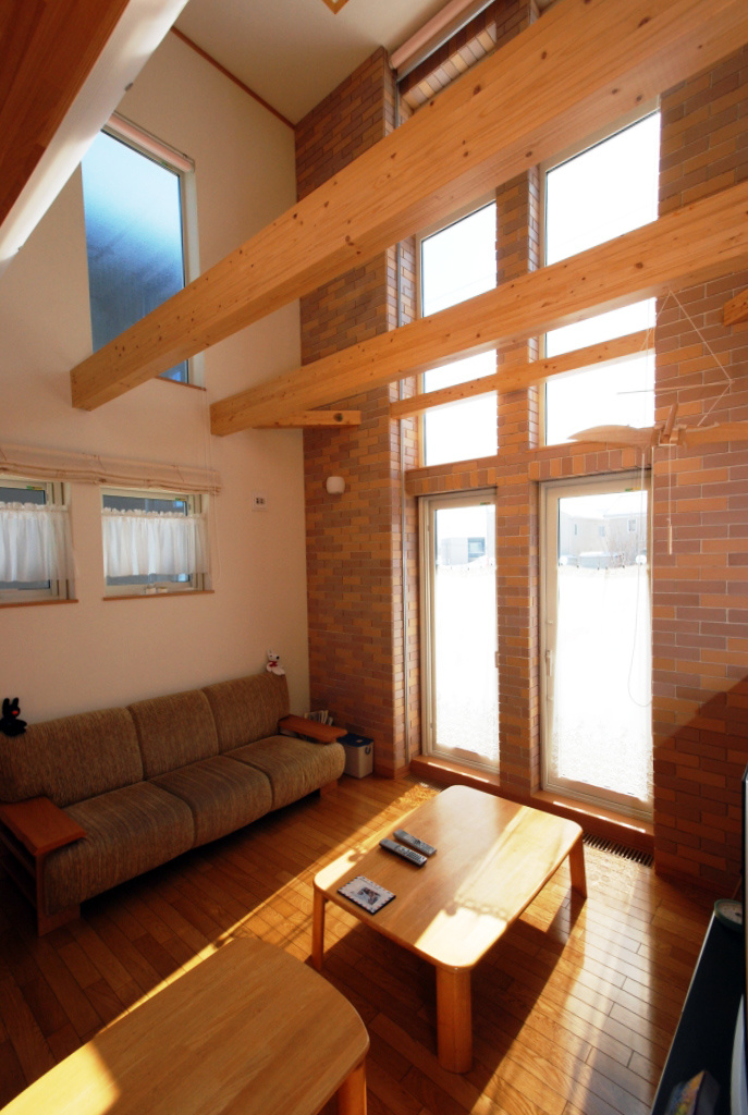 この家の中心。開放的で木の風合いが心地よい、家のあちこちにいる家族の様子が感じられるリビング