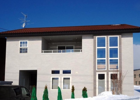 総二階で均整のとれたすっきり明るい外観