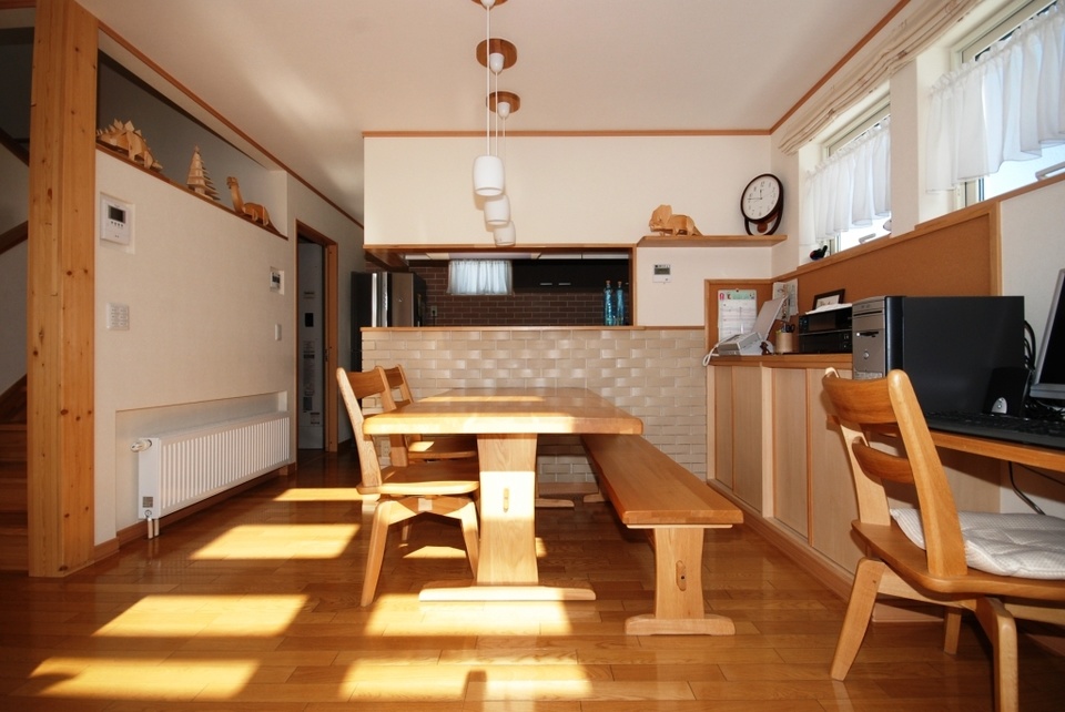 ダイニングキッチンそばにパソコンスペースも設置