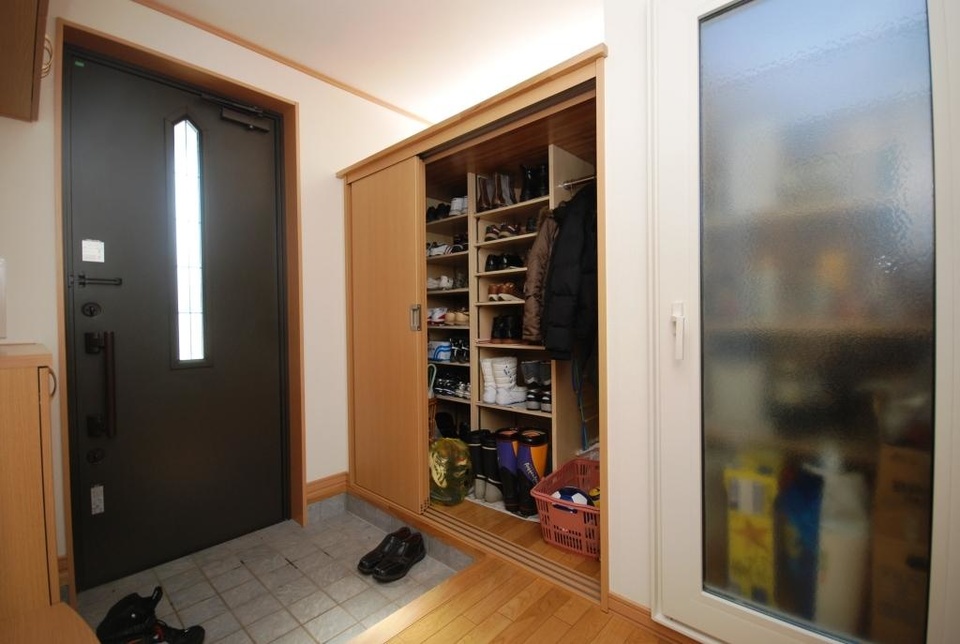 玄関は膨大な収納力のあるクローゼットと食品庫を設置