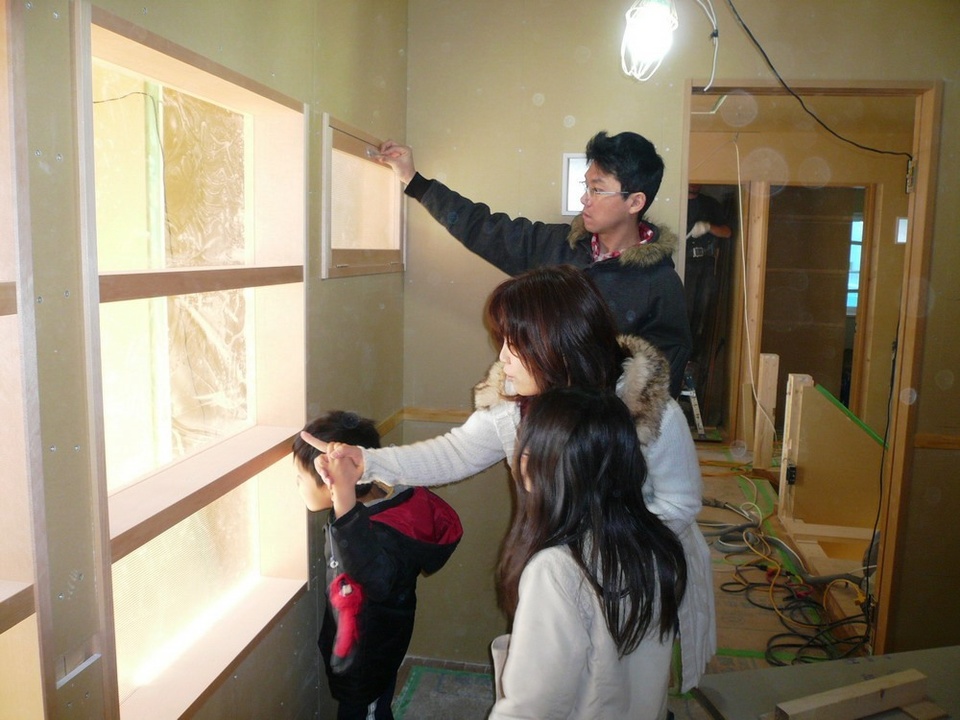 主寝室と吹き抜けをつなぐ開口。大きさはＡさんとの現場での意見交換から生まれた