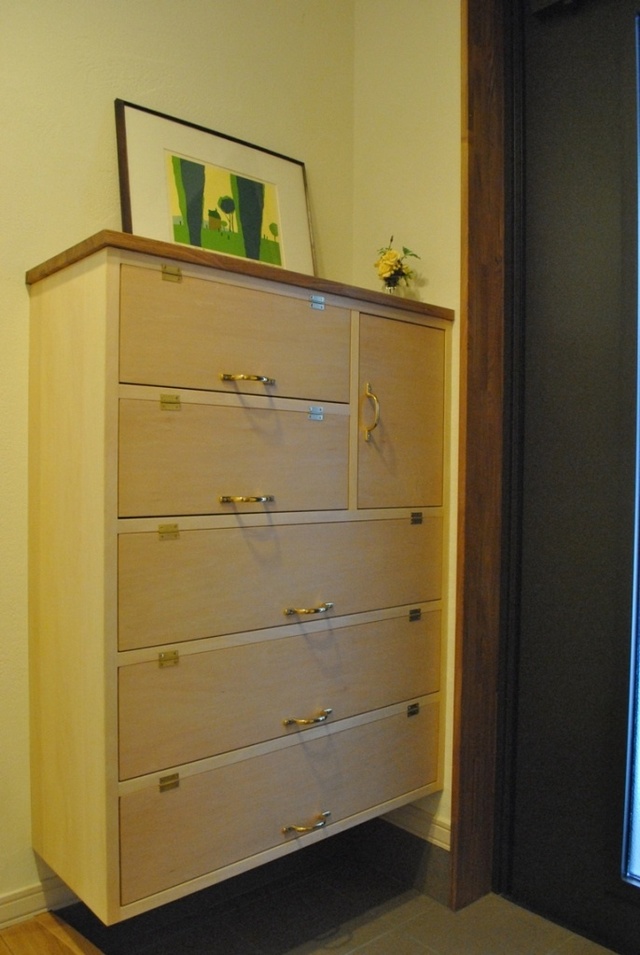 洗練されたデザインの靴収納。右上の部分はポストと連結していて、玄関先がすっきり整頓できる