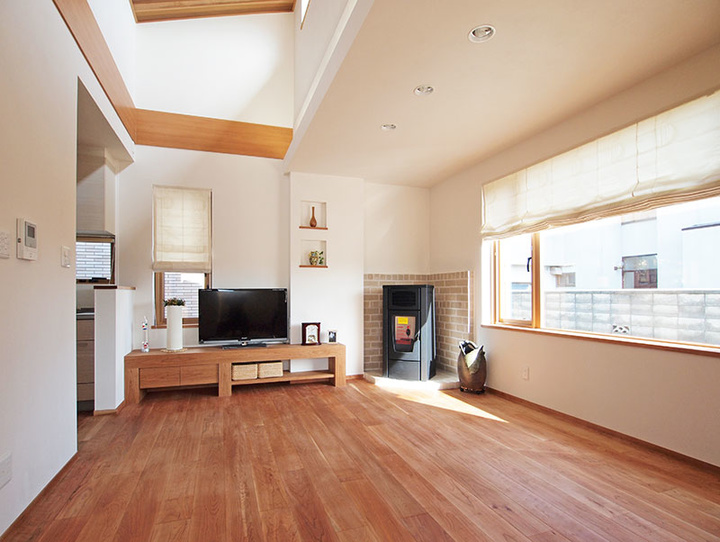 高窓からの光が入り、白いクロスを使うことで昼間は照明が不要なほど明るいリビング