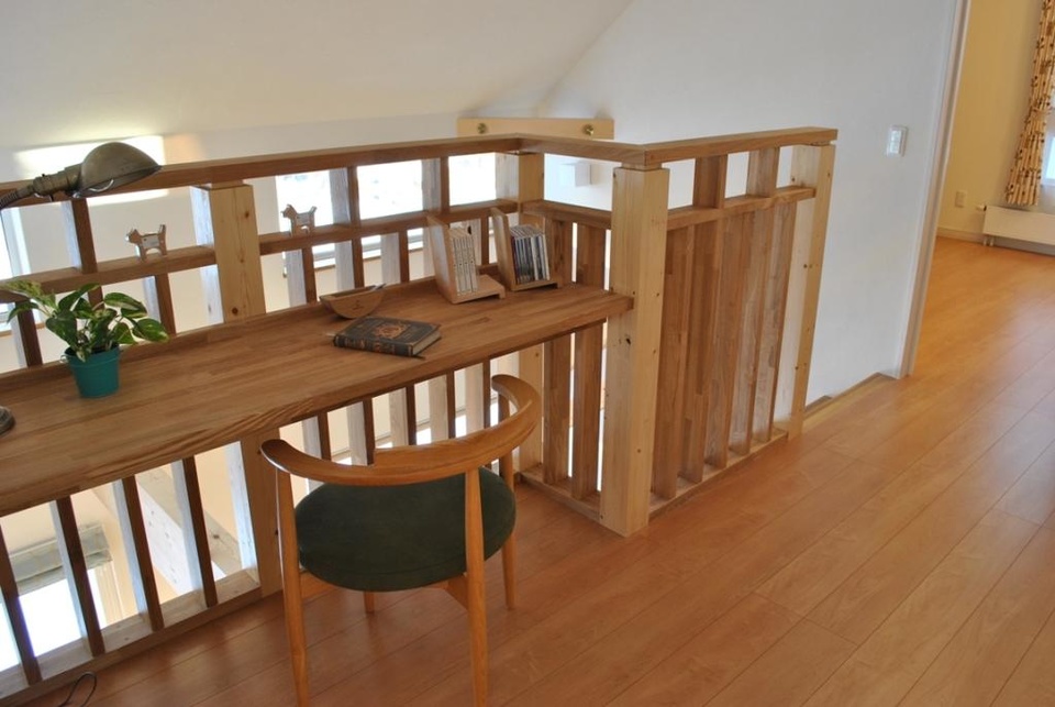  階段わきの多用途に使えるカウンターは注文住宅でも要望が多かったもの。座った視線の先には可愛らしいアクセント