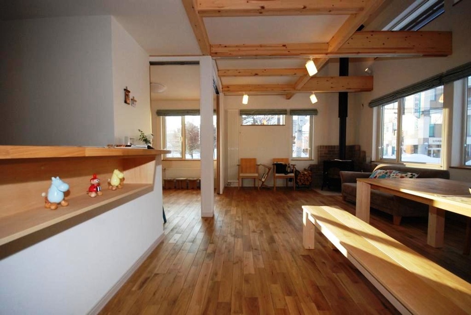 調湿性や脱臭性に優れたゼオライトの塗り壁に無垢のフローリング、木の梁がアクセント。求められてきた「三五らしさ」を凝縮